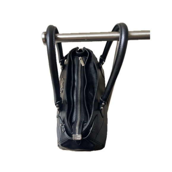 Salvatore Ferragamo Gancini Shoulder Bag GG-21D940 Black Leather - Picture 6 of 15